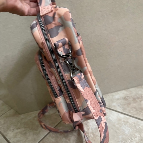 AUTHENTIC LUG range unisex  MEDIUM SHOULDER BAG PINK CAMO EUC travel - Picture 3 of 12